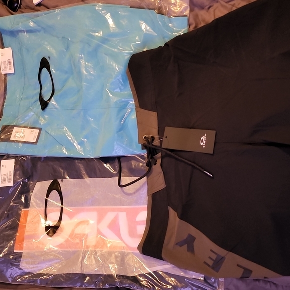 Brand new with tags bundle of oakley board shorts all size 33